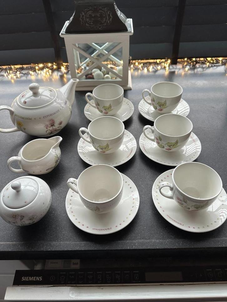 Marjolein Bastin melkkan, suikerpot, theepot, kop en schotel, Huis en Inrichting, Keuken | Servies, Zo goed als nieuw, Compleet servies