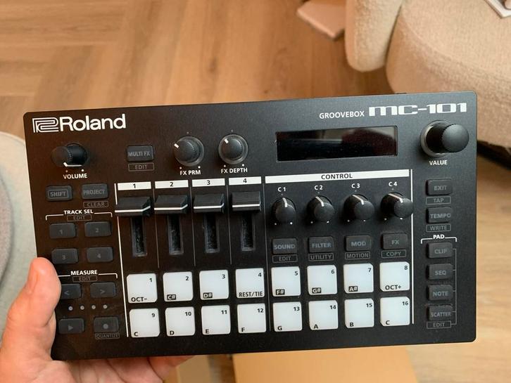 Roland MC-101 Groovebox, Muziek en Instrumenten, Drumcomputers, Zo goed als nieuw, Roland, Ophalen