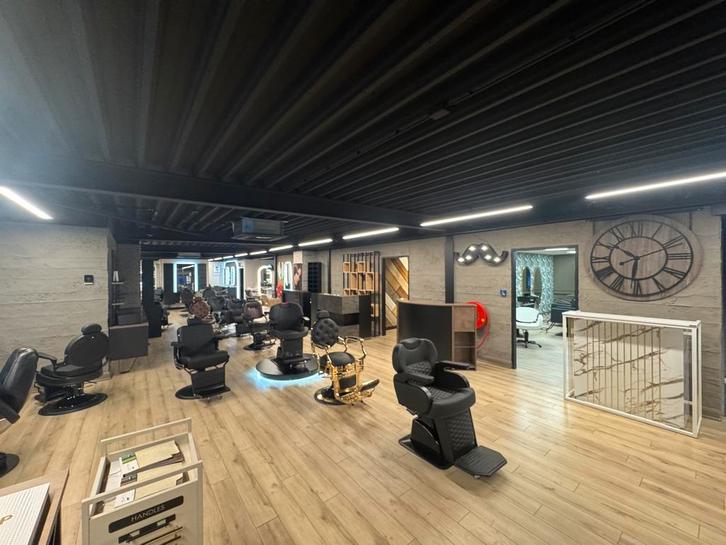 SHOWROOM OPRUIMING  KAPPER STOELEN & WASUNIT & SPIEGELS, Huis en Inrichting, Stoelen, Gebruikt, Vijf, Zes of meer stoelen, Kunststof