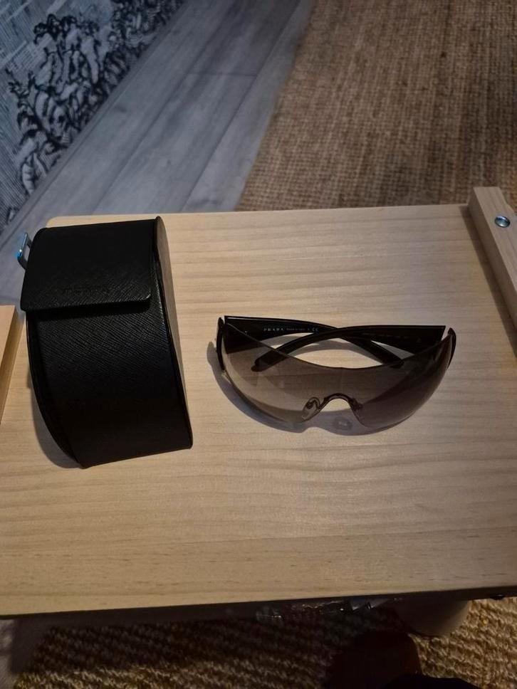 Prada Zonnebril - Stijlvol en Elegant, Sieraden, Tassen en Uiterlijk, Zonnebrillen en Brillen | Dames, Zo goed als nieuw, Zonnebril