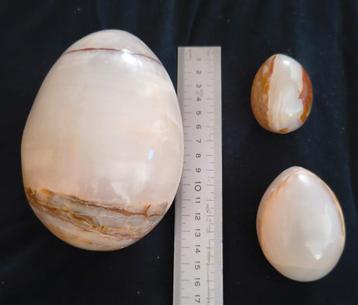 Drie Onyx Marmeren Eieren beschikbaar voor biedingen