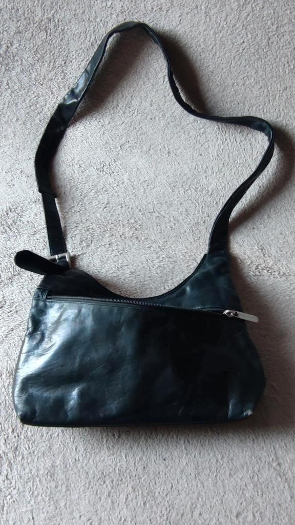 Zwarte Schoudertas, cross body tas, Sieraden, Tassen en Uiterlijk, Tassen | Damestassen, Gebruikt, Schoudertasje, Zwart, Ophalen of Verzenden
