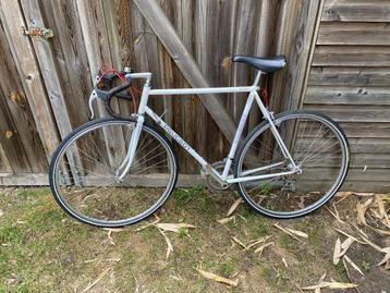 Peugeot Lautaret 1980s vintage koersfiets beschikbaar voor biedingen