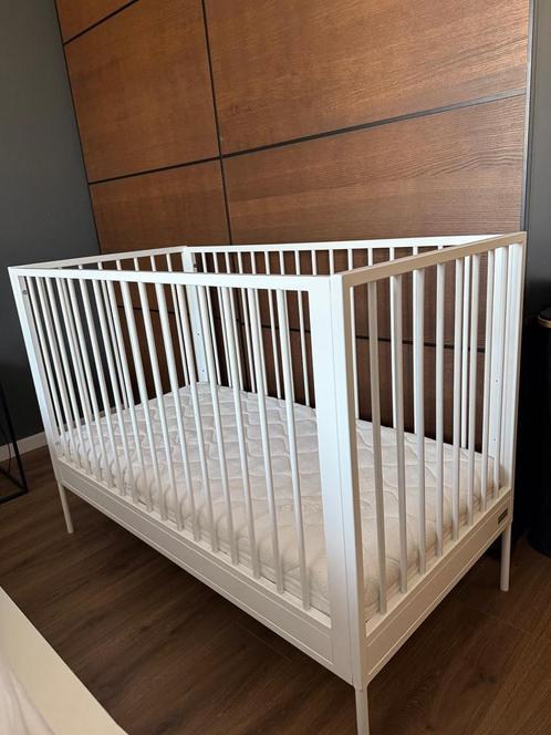 Ledikant met matras en ademende topper, Kinderen en Baby's, Babywiegjes en Ledikanten, Zo goed als nieuw, Ledikant, Ophalen