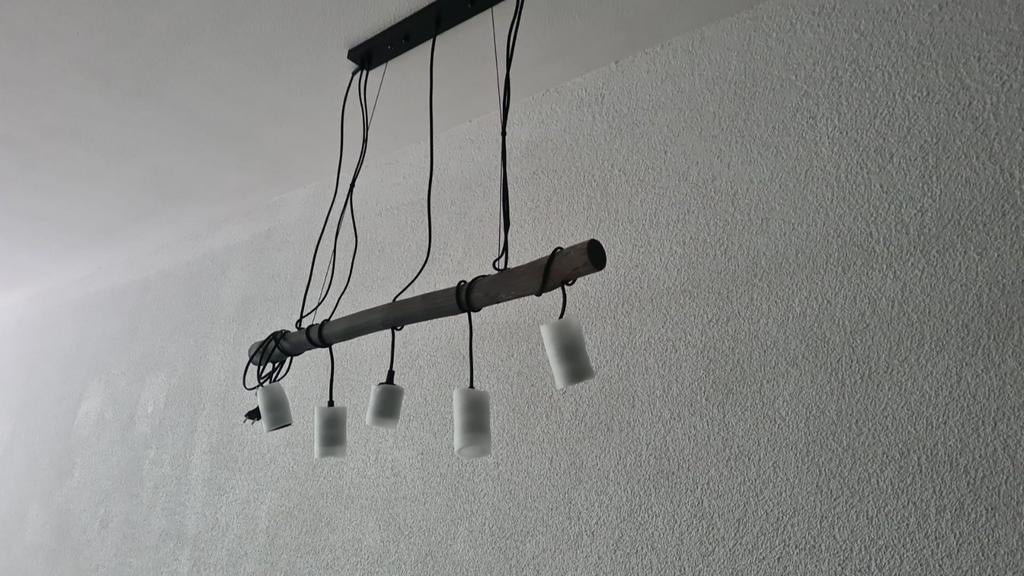 Moderne hanglamp met houten balk, Huis en Inrichting, Lampen | Hanglampen, Ophalen, Gebruikt, Modern, Minder dan 50 cm