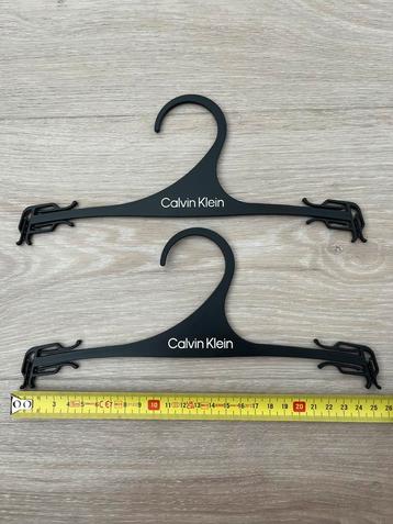 Small Calvin Klein Hangers - 2 Stuks beschikbaar voor biedingen