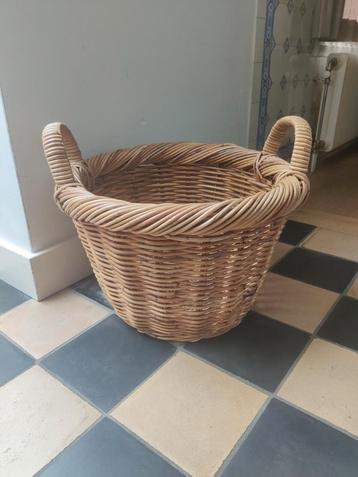 Rotan mand met handvaten beschikbaar voor biedingen