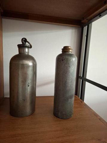 2 tinnen kruiken; ook los te koop beschikbaar voor biedingen