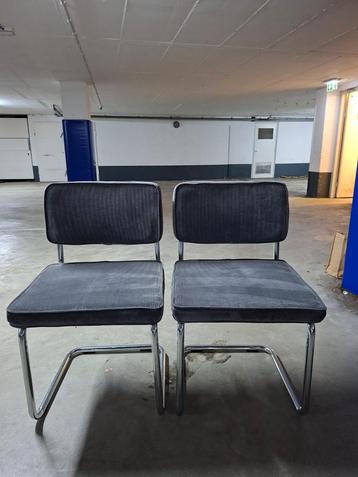 2 eetkamerstoelen, grijs beschikbaar voor biedingen