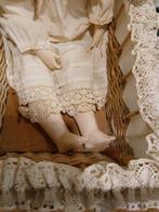 Porseleinen pop in rieten wieg met kant, Ophalen of Verzenden, Gebruikt, Overige typen