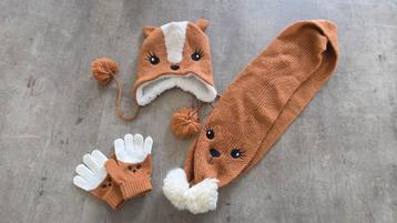 Leuke set vosje. Sjaal muts en handschoenen beschikbaar voor biedingen