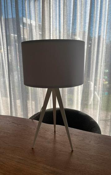 Tafellamp wit driepoot, in nieuwstaat beschikbaar voor biedingen
