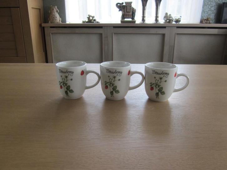 Ter Steege Jet 3 koffiemokken aardbei D6,5cm H8cm, Huis en Inrichting, Keuken | Servies, Zo goed als nieuw, Overige typen, Effen