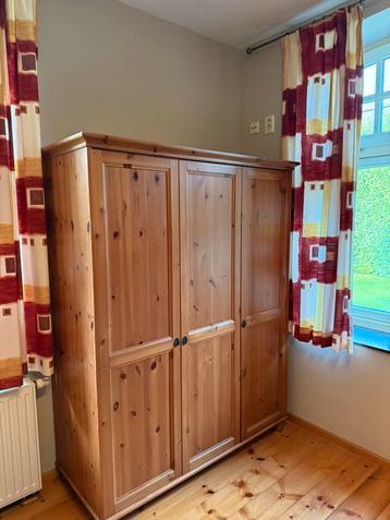 Grote Houten Kledingkasten (2x) beschikbaar voor biedingen