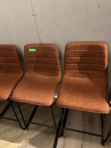 Bar krukken beschikbaar voor biedingen