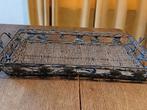 OUD VINTAGE DIENBLAD MET RIETEN BODEM EN METALEN FRAME., Ophalen of Verzenden, Gebruikt, Rechthoekig, Metaal