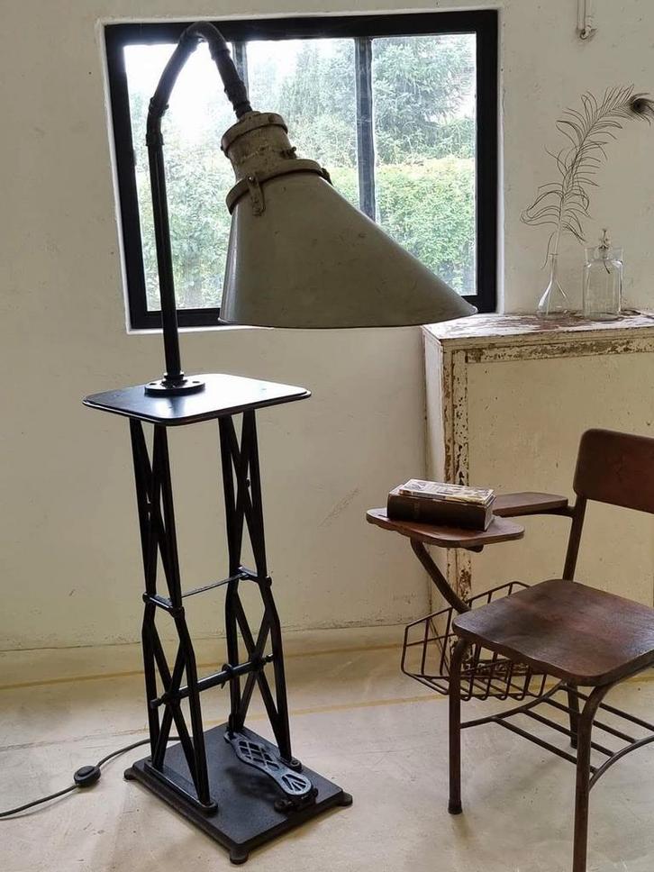 Industriële Vloerlamp met antieke kap., Huis en Inrichting, Lampen | Vloerlampen, Gebruikt, 150 tot 200 cm, Metaal, Ophalen of Verzenden