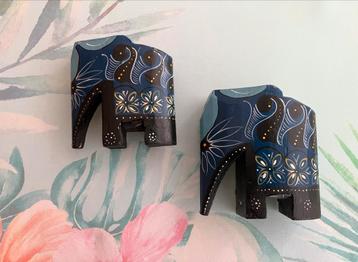 Olifantjes van hout en handgeschilderd 🐘 beschikbaar voor biedingen