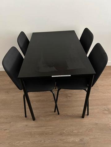 Zwarte Eettafel met 4 Stoelen beschikbaar voor biedingen