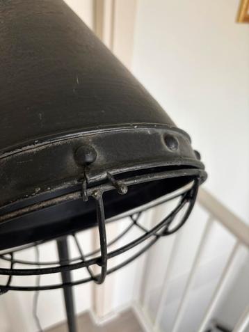 Industriële staande lamp met fraaie details beschikbaar voor biedingen