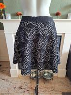 Rinascimento see through rok klokkend zwart wit L gratis ver, Kleding | Dames, Verzenden, Zwart, Zo goed als nieuw, Boven de knie