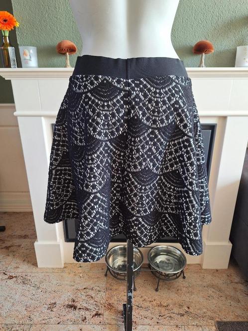 Rinascimento see through rok klokkend zwart wit L gratis ver, Kleding | Dames, Rokken, Zo goed als nieuw, Maat 42/44 (L), Zwart