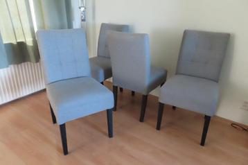 4 Eetkamerstoelen met grijze stoffen bekleding beschikbaar voor biedingen