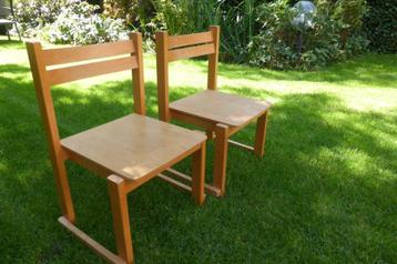 2 houten kinderstoelen beschikbaar voor biedingen