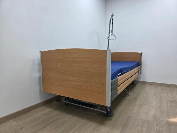 Hooglaag bed - verzorg bed - ziekenhuis bed - Bock zorgbed, Huis en Inrichting, Slaapkamer | Bedden, Zo goed als nieuw, Eenpersoons
