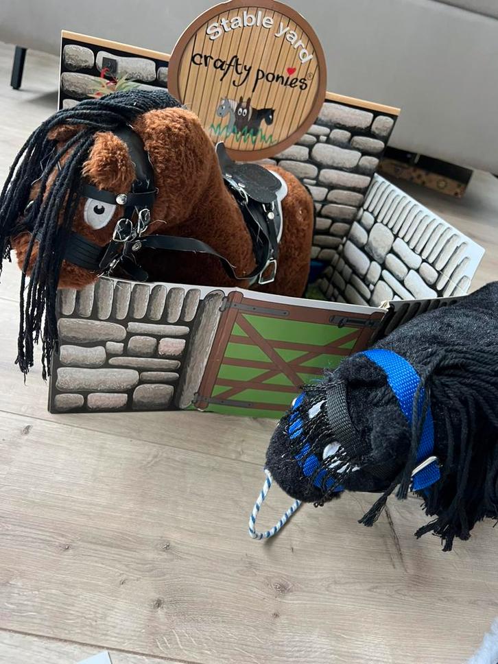 2 knuffel Crafty Pony/ponies stal, halsters, zadel + meer, Dieren en Toebehoren, Paarden en Pony's | Verzorgingsproducten, Zo goed als nieuw