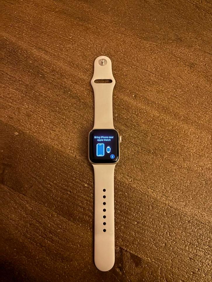 Apple Watch SE 40mm Starlight, Sieraden, Tassen en Uiterlijk, Smartwatches, Zo goed als nieuw, iOS, Zilver, Hartslag, Waterdicht
