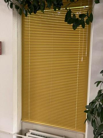 2 stuks Okergele aluminium luxaflex 25mm beschikbaar voor biedingen