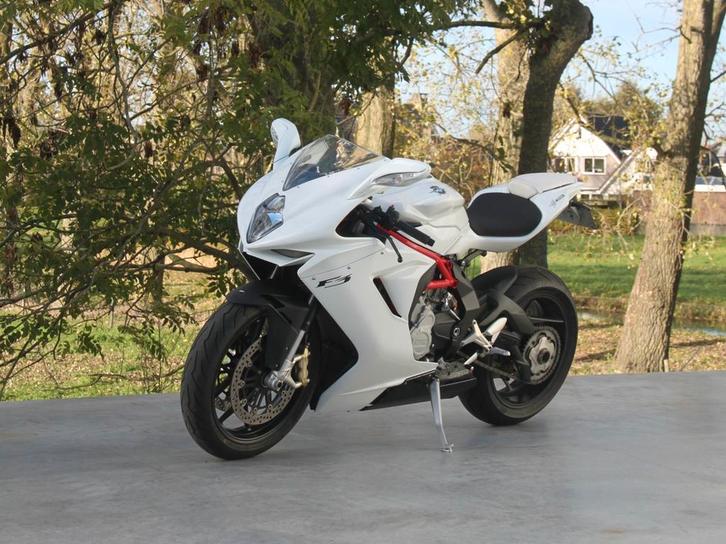 MV Agusta F3 675 Pearl White • 128PK • bj 2014, Motoren, Motoren | MV Agusta, Particulier, Super Sport, meer dan 35 kW, 3 cilinders