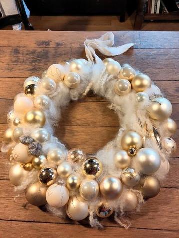 decoratieve krans in lichte kleuren  beschikbaar voor biedingen