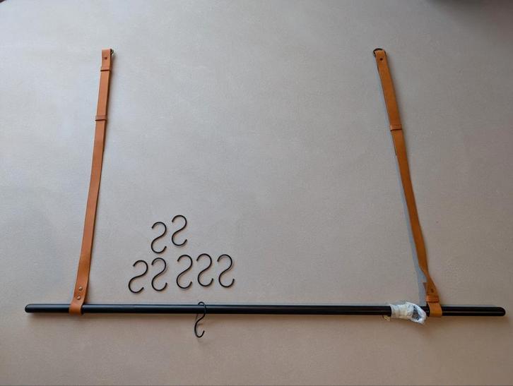 Ferm Living hangende kapstok met leren banden - 133 cm breed, Huis en Inrichting, Woonaccessoires | Kapstokken, Zo goed als nieuw