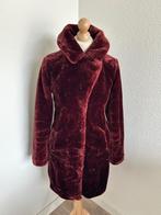 King Louie maat 38 wijnrode faux-fur fluffy jas 2430, Kleding | Dames, Jassen | Winter, Maat 38/40 (M), Ophalen of Verzenden, Zo goed als nieuw