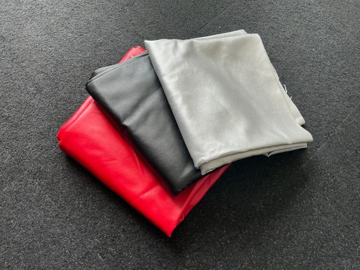 2 Luxe Kunstleer/ skai Zilver en Rood, Hobby en Vrije tijd, Stoffen en Lappen, Nieuw, Katoen, 120 cm of meer, 200 cm of meer, Rood