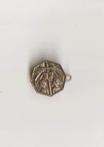 volmetaal religie broche met jongen meisje en kruis, Verzamelen, Speldjes, Pins en Buttons, Ophalen of Verzenden, Overige onderwerpen