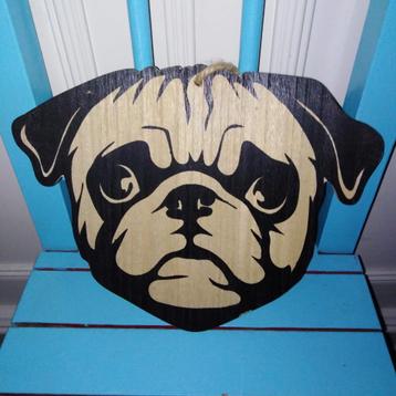 Houten wandbordje van een mopshond / Pug beschikbaar voor biedingen
