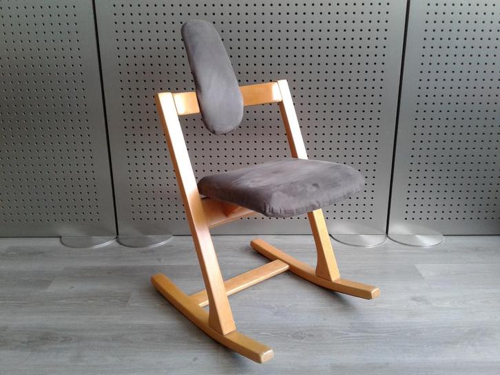 (Nr: 2) 1x Stokke (Variér) Pendulum (Grijs), Project!, Huis en Inrichting, Stoelen, Gebruikt, Eén, Hout, Metaal, Stof, Overige materialen