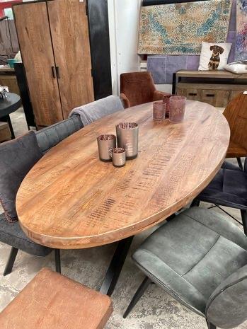 Ovale Mango Houten Eettafel beschikbaar voor biedingen