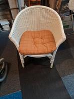 Witte rotan stoel en bruin kussen, Huis en Inrichting, Stoelen, Ophalen, Gebruikt, Bruin, Riet of Rotan