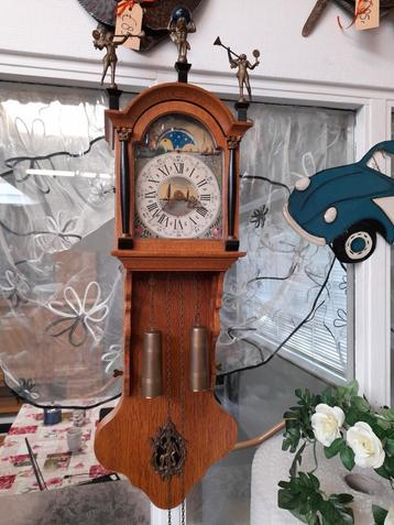 Mooie oude klok beschikbaar voor biedingen