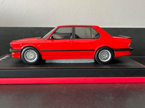 1:18 BMW M5 E28 1986 1:18 AB Models rood, Hobby en Vrije tijd, Modelauto's | 1:18, Nieuw, Auto, Overige merken, Ophalen of Verzenden
