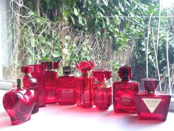 Verzameling van 9 parfums in rode glazen flacons