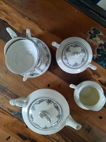 Oud servies beschikbaar voor biedingen