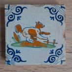Antieke tegel, gekleurde hond, Antiek en Kunst, Antiek | Wandborden en Tegels, Ophalen of Verzenden