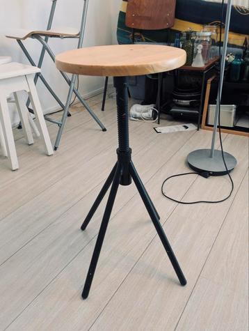 Krukje hout/staal beschikbaar voor biedingen