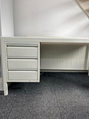 Robust bureau beschikbaar voor biedingen