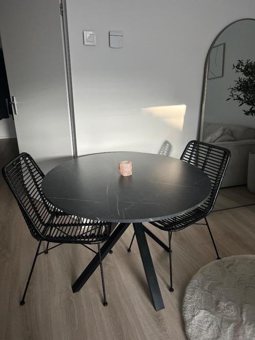 Set van ronde eettafel met 2 rotan eetkamerstoelen zwart, Huis en Inrichting, Tafels | Eettafels, Gebruikt, 100 tot 150 cm, 100 tot 150 cm